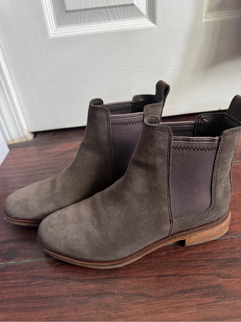 Clark's Clarkdale Arlo Gray Suede Chelsea
Boots sz 7